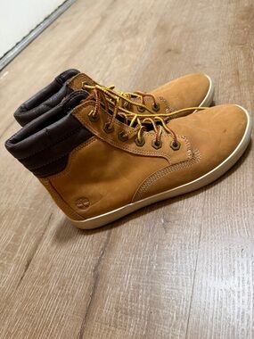 Timberland Women’s Brown Tan Leather Chukka Boots